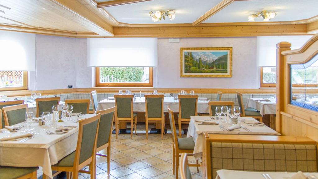 Sala-Ristorante-Hotel-Genzianella-Ziano-di-Fiemme-Trentino- 12