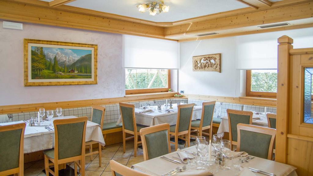 Sala-Ristorante-Hotel-Genzianella-Ziano-di-Fiemme-Trentino- 14