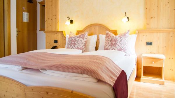 Camera-Romantic-Hotel-Genzianella-Ziano-di-Fiemme-Trentino- 22