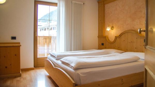 Camera-standard-Hotel-Genzianella-Ziano-di-Fiemme-Trentino- 13